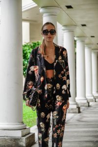 pijama là gì? Mặc đồ ngủ dạo phố